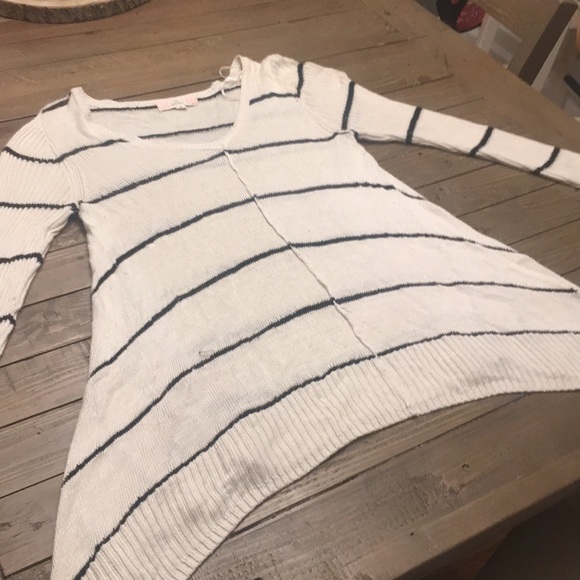 Cream and black light weight sweater - Picture 1 of 2